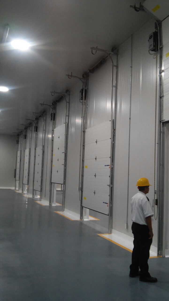 Puertas seccionales para cámaras de refrigeración en centro logístico
