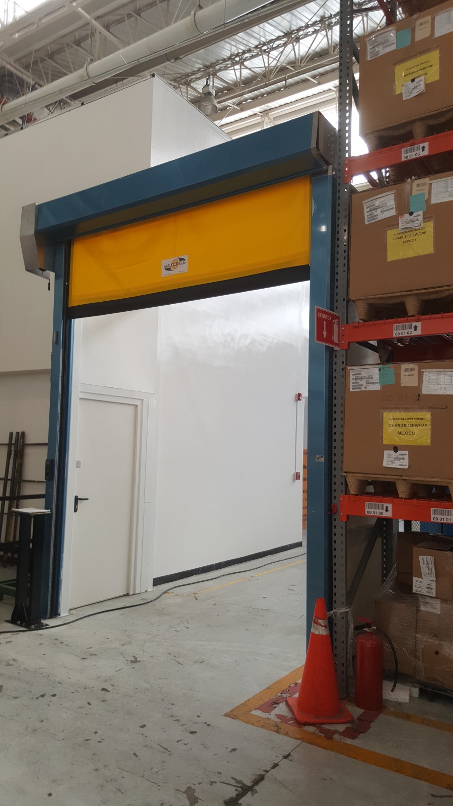 Puerta rápida enrollable en almacén de distribución