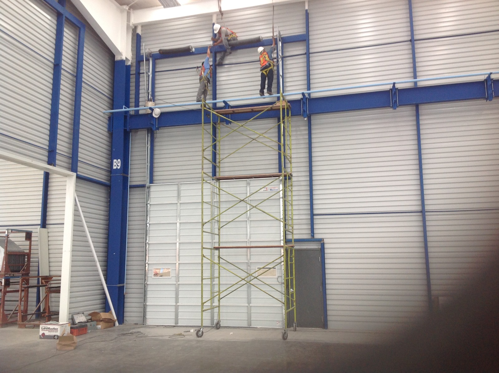 Instalación de puerta seccional industrial de gran altura por personal técnico certificado