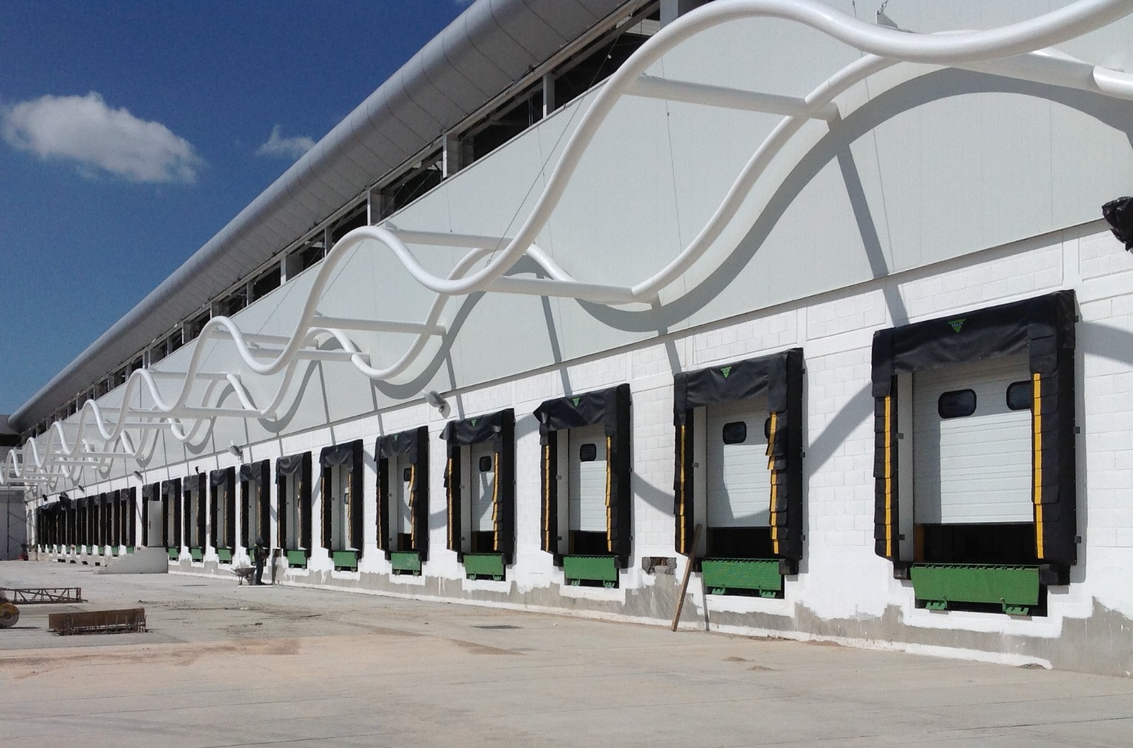 Fachada de centro de distribución con abrigos y rampas de andén